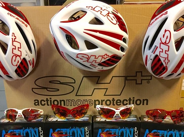 Caschi Shalimar e occhiali RG 5000 di SH+ per la protezione dei corridori di SOUDAL-LEE COUGAN Racing Team